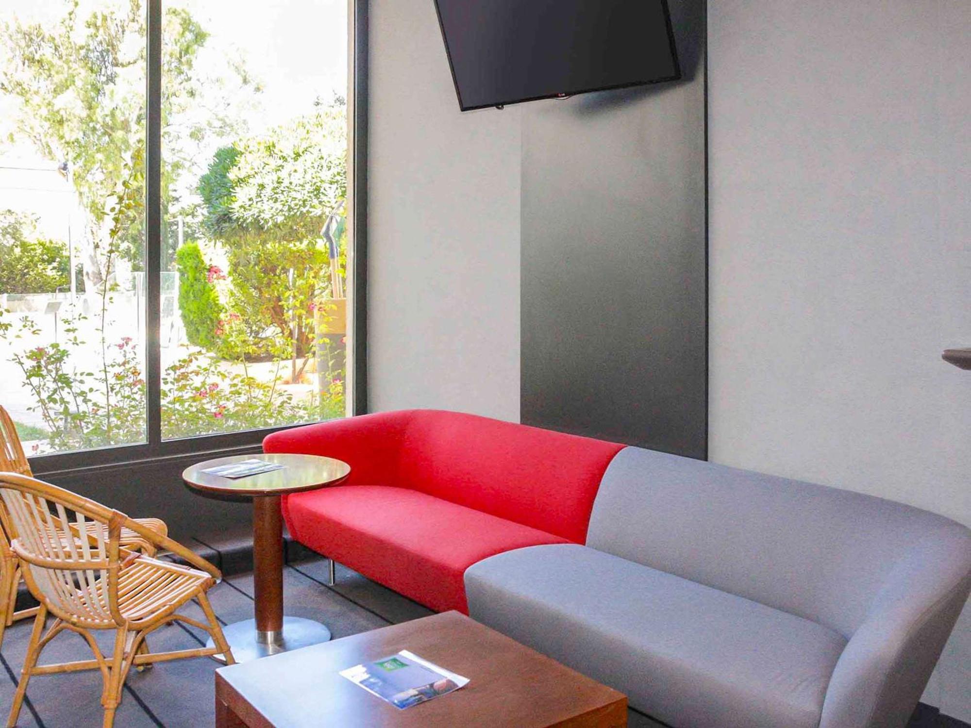 Ibis Styles Toulon La Seyne Sur Mer Bagian luar foto