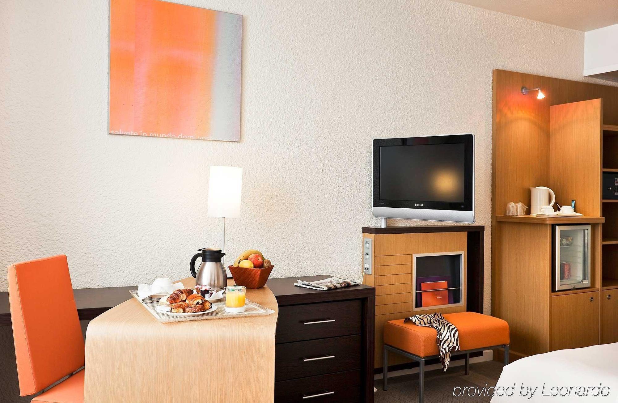 Ibis Styles Toulon La Seyne Sur Mer Bagian luar foto