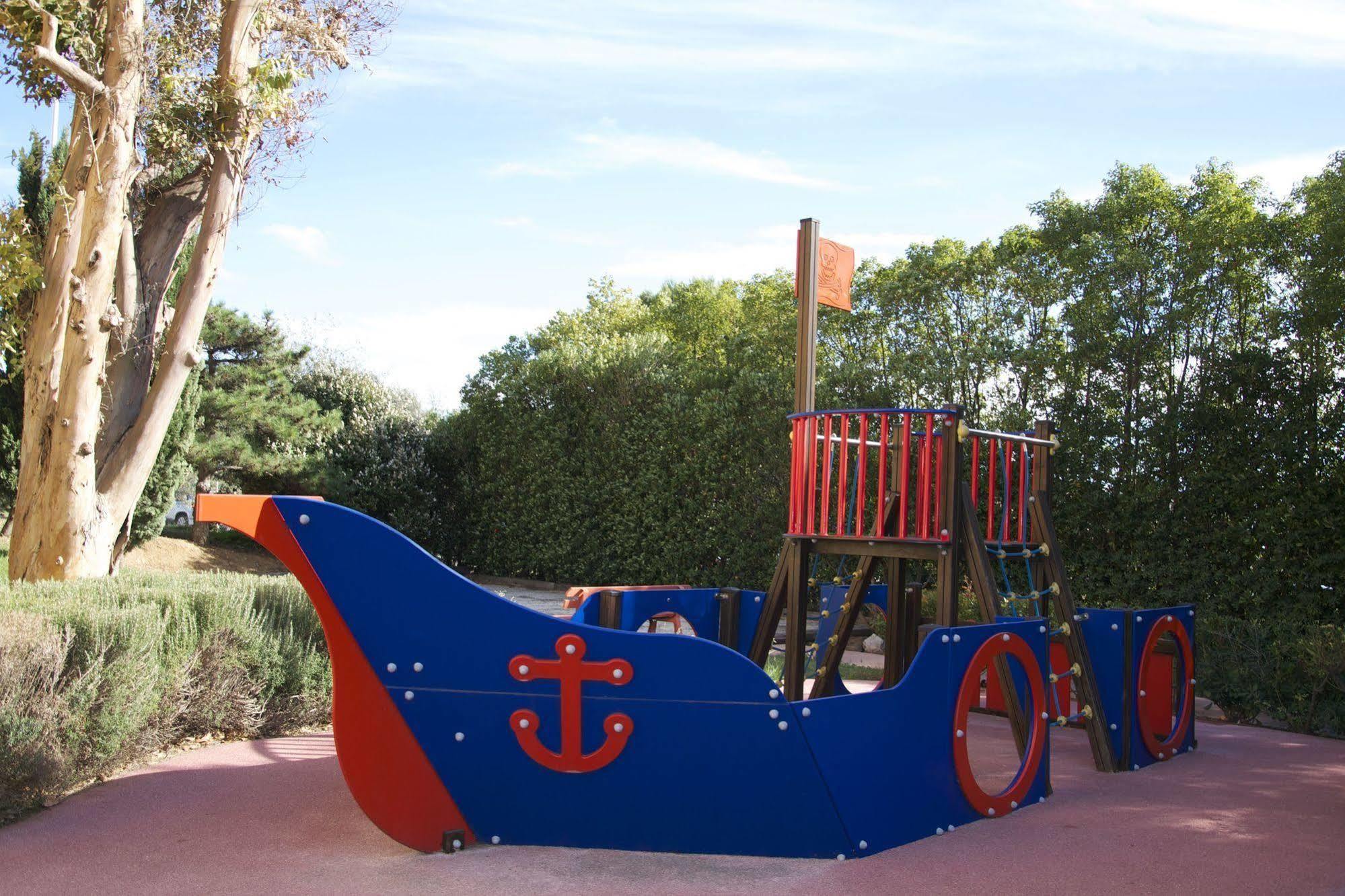 Ibis Styles Toulon La Seyne Sur Mer Bagian luar foto